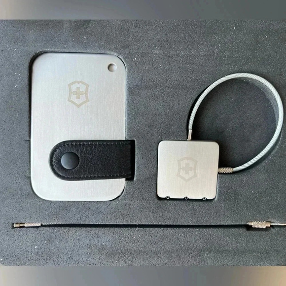VICTORINOX Luggage Tag And Lock Set - Picture 3 of 4